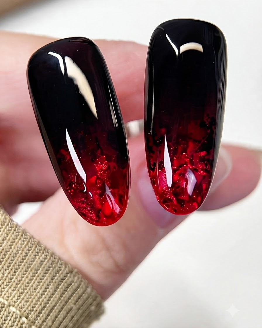 Ein Pinsel trägt eine lebendige, transluzente rote Gelschicht über dem Glitterbereich des Nagels auf.