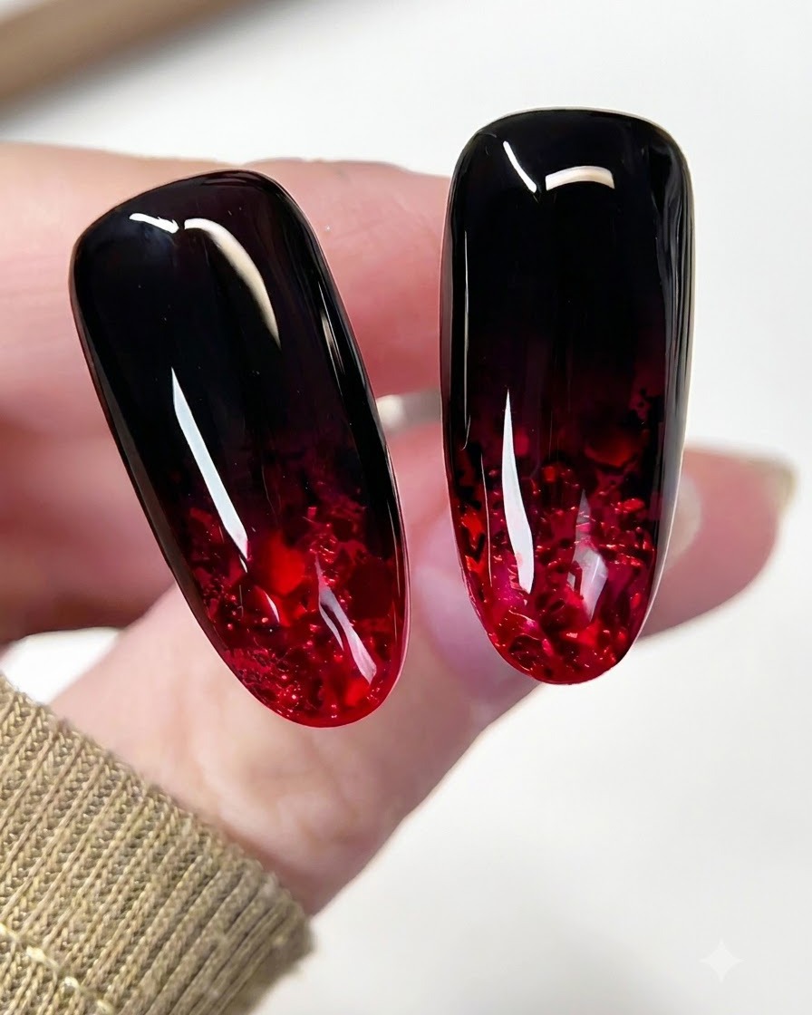 Ein Pinsel gleitet mit einem glänzenden Top Coat über die gesamte Oberfläche des fertigen Rubinnagels.