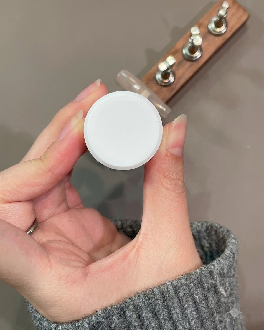 Ein feiner Liner-Pinsel zeichnet eine dunkelrote Cat-Eye-Gel French-Tip-Kurve über das Spitzenmuster.