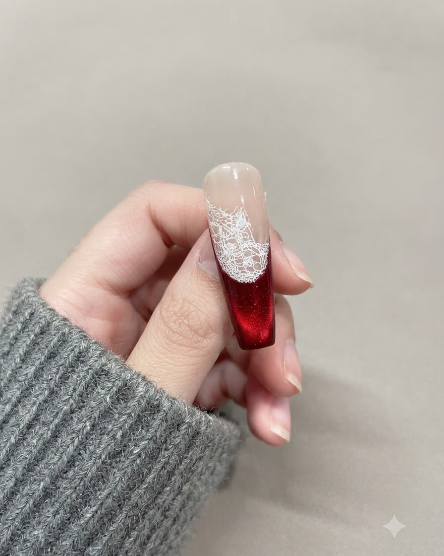 Ein magnetischer Stab wird in die Nähe der roten Cat-Eye-Gel-Oberfläche gehalten, um die Schimmerpartikel nach oben zu ziehen.