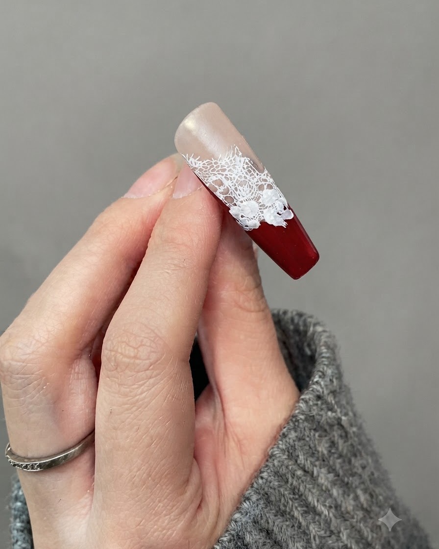 Eine Nahaufnahme eines Nagels zeigt kleine weiße Blattdetails, die um die Ränder der weißen Rosenblüten gemalt sind.