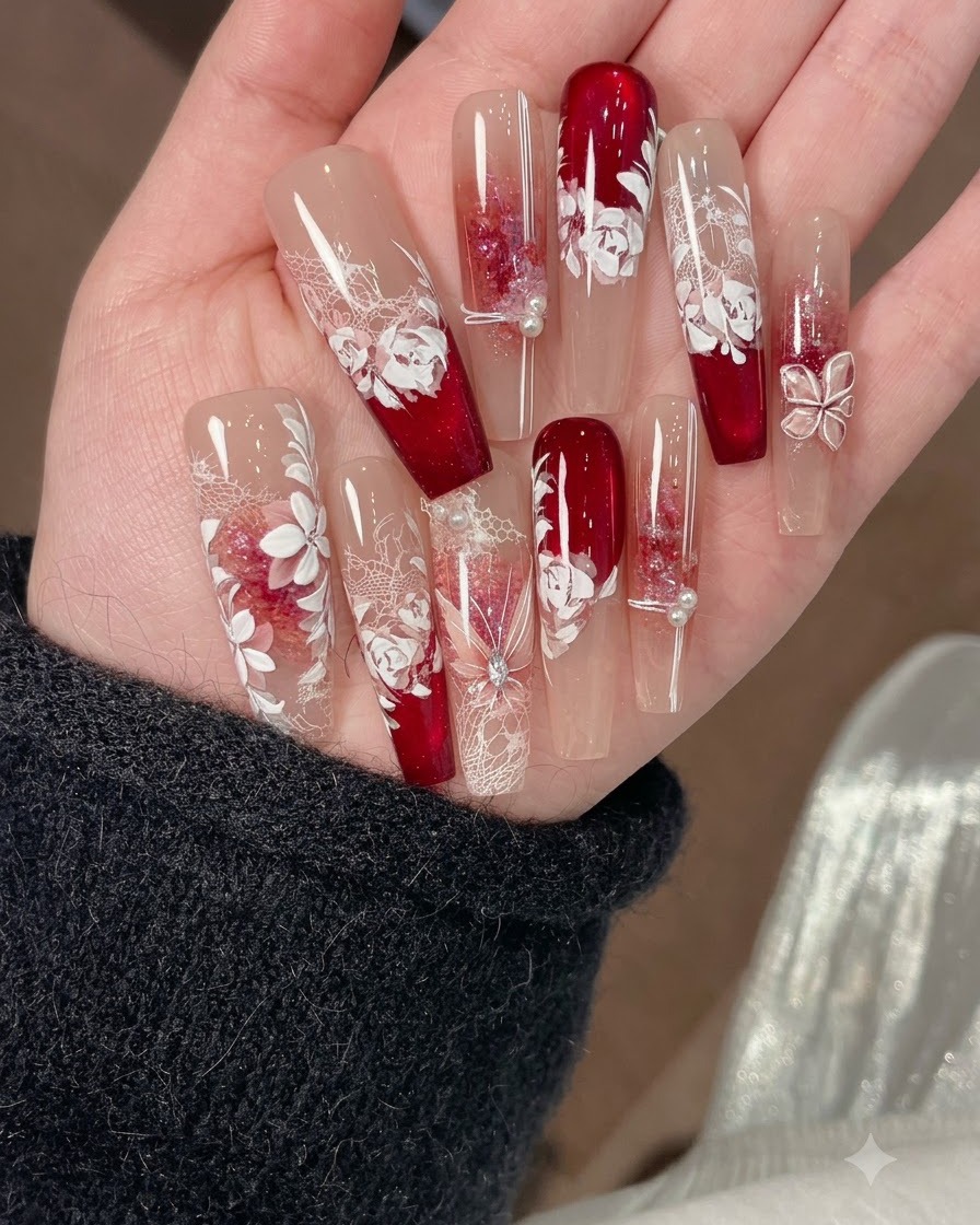 Ein feiner Pinsel malt Blätter mit einem gemischten grünen und roten Aquarellpigment auf einem Nageldesign.