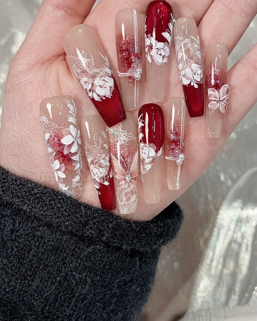 Ein Tröpfchen weißer Perlen-Halo-Färbeflüssigkeit blüht in der Mitte des weichen Gels auf.