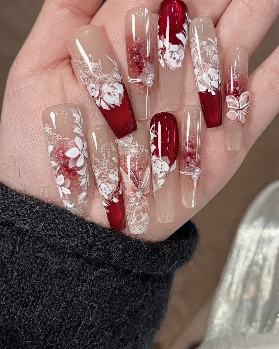 Ein kleiner Nail-Art-Pinsel verblendet die Ränder von rosa und weißem Aquarell-Halo-Fluid auf einer beigen Nagelbasis.