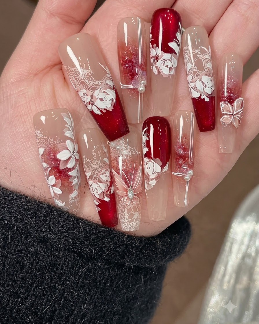Ein feiner Liner-Pinsel fügt präzise weiße Blütenblattdetails über einem glänzend versiegelten Nagelgrund hinzu.