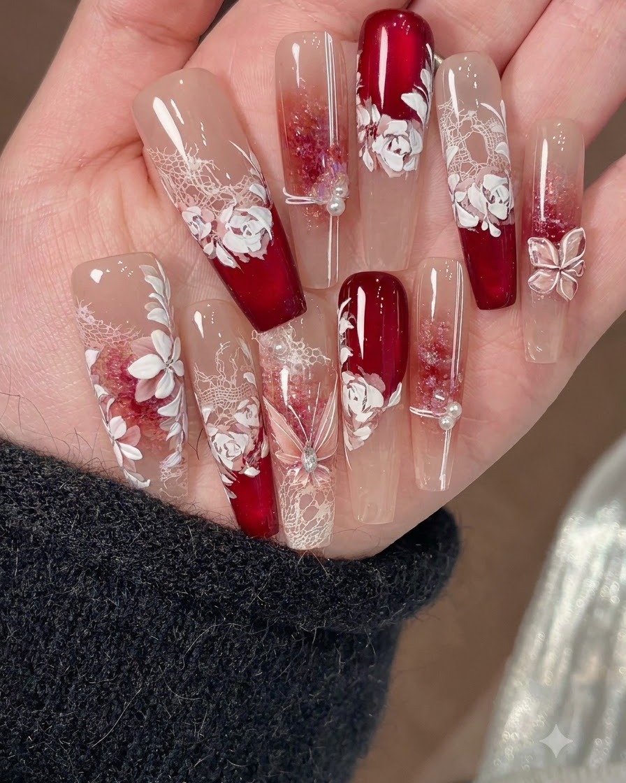 Ein feiner Nail-Art-Pinsel zeichnet dünne Akzentlinien auf weiße florale Nageldekorationen.