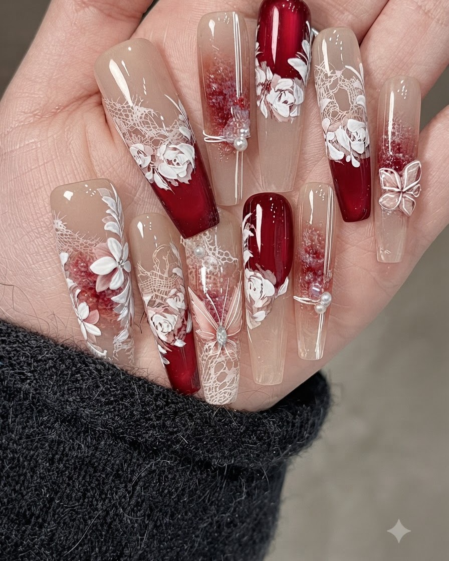 Eine Nahaufnahme eines dekorierten Nagels mit feinen metallischen Fadenlinien, Perlen und zerkleinerten Steinakzenten.