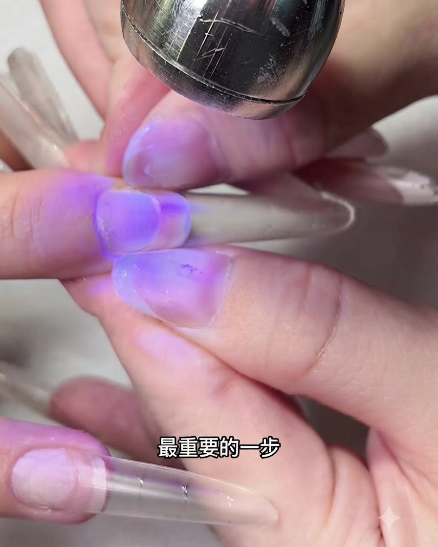 Finger kneifen die Seiten einer Nagelverlängerung unter violettem UV-Licht zusammen.