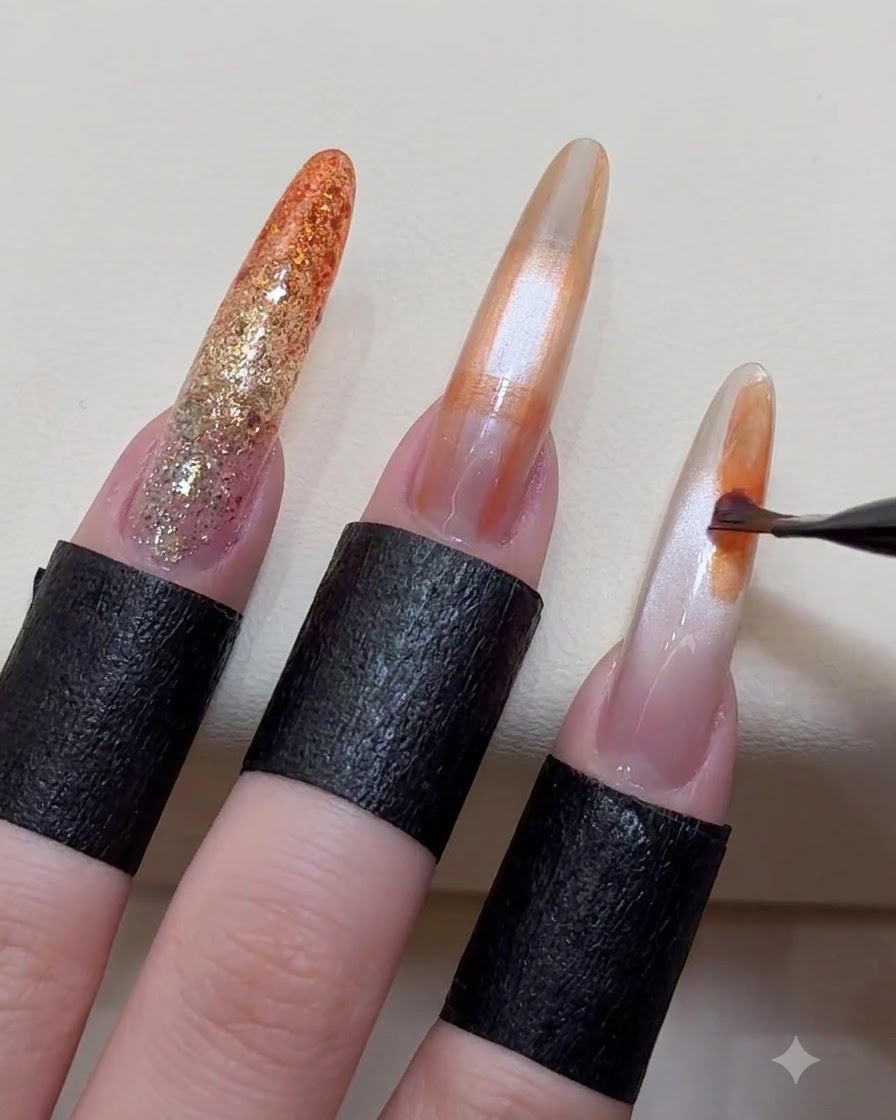 Ein Nail-Art-Pinsel trägt zufällige abstrakte Farblöcke auf die Oberfläche eines mandelförmigen Nagels auf.