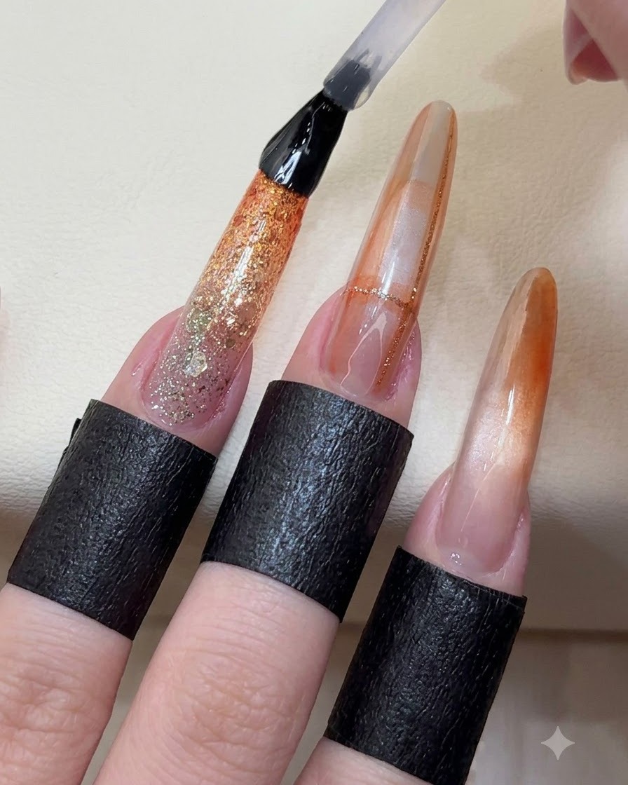 Ein Top-Coat-Pinsel trägt eine glänzende Versiegelungsschicht über fertigen Nail-Art-Verlängerungen auf.