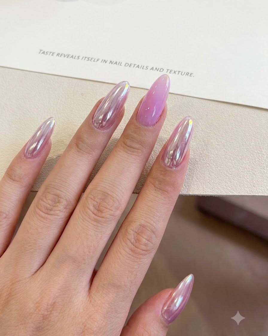 Eine Hand ruht auf einer Oberfläche neben einer tragbaren UV- und LED-Minilampe nach dem Auftragen des Gels.