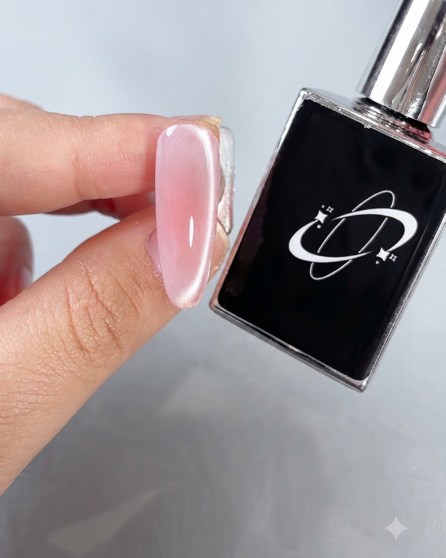 Ein Fingernagel mit ausgehärtetem Hochglanz-Finish in der Nähe einer schwarzen Gelpoliturflasche unter Studiolicht.