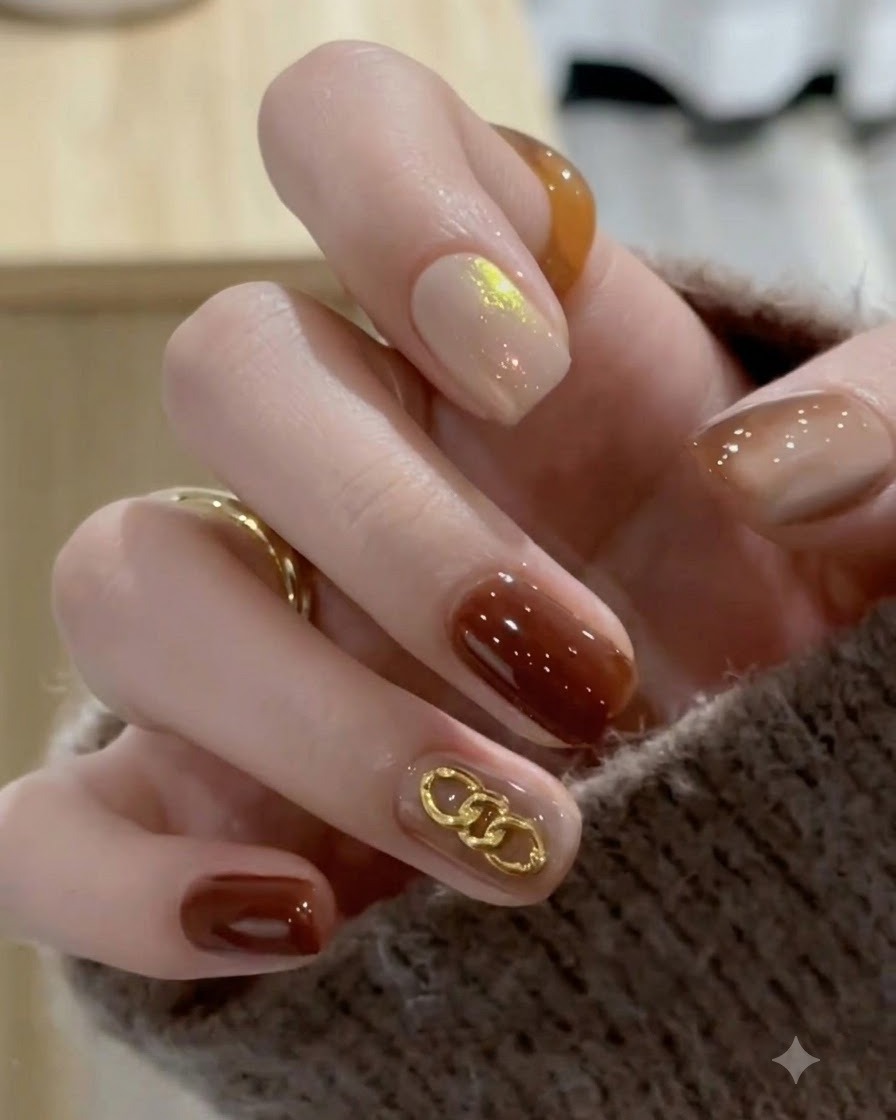Eine Nahaufnahme der fertiggestellten Karamel-Bernstein-Gradient-Nägel mit einem Hochglanz-Finish nach dem finalen Aushärten und Abwischen.