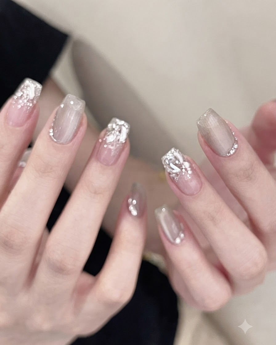Eine Hand, platziert in einer professionellen UV-Nagellampe, die die Strasssteine und den Klebstoff auf den Nägeln aushärtet.