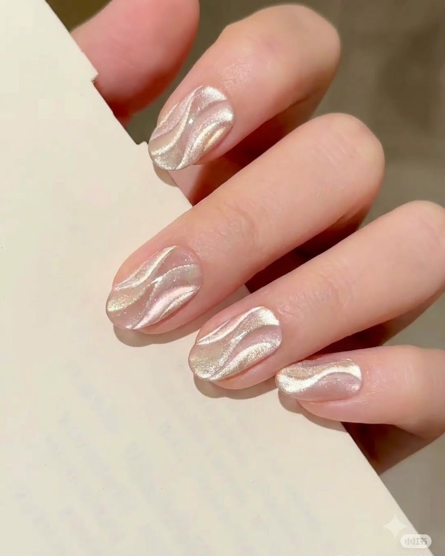 Eine Hand ruht in einer professionellen UV/LED-Nagellampe und härtet die frisch magnetisierte Cat Eye Nail Art aus.