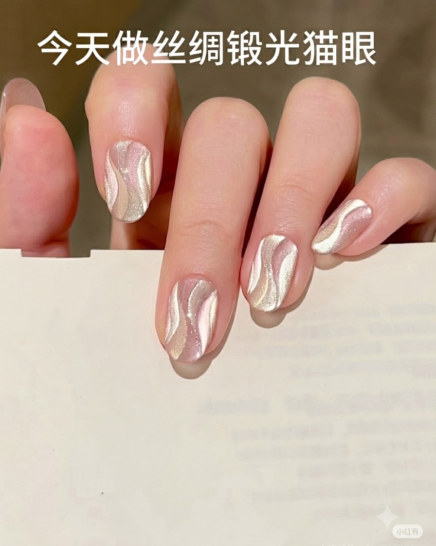 Fingernägel härten unter dem violetten Licht einer professionellen UV-Nagellampe aus.