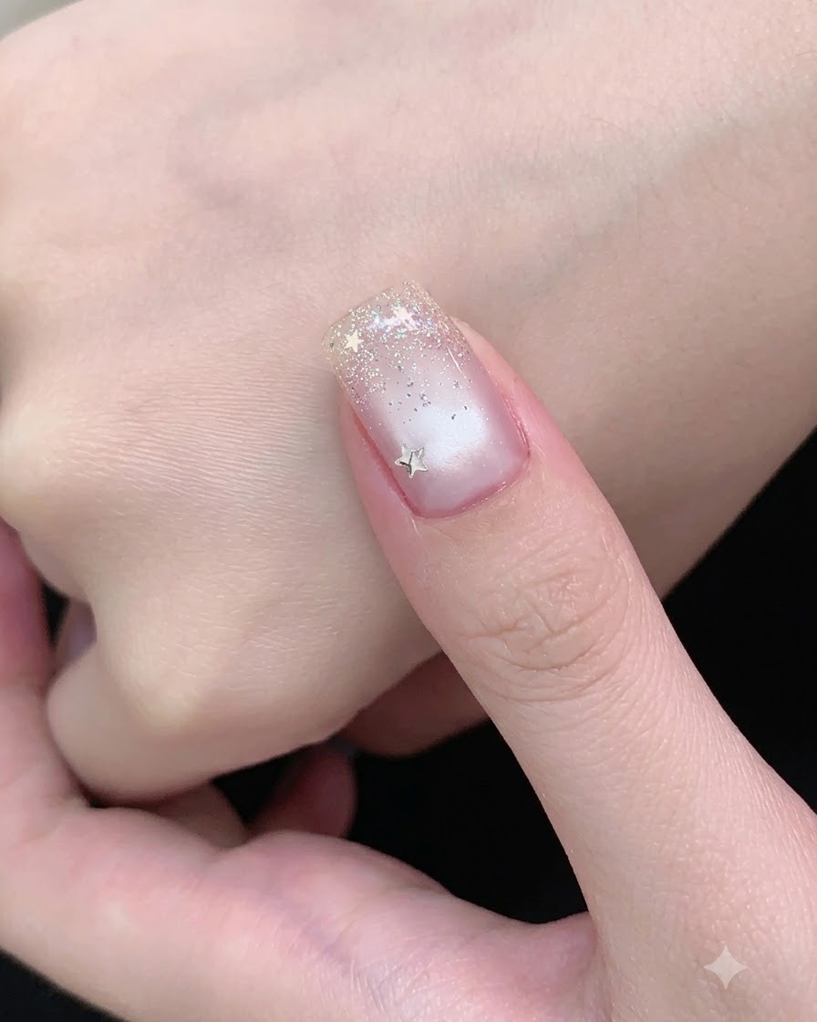 Ein Magnetstab bewegt sich vor und zurück über einen Nagel, der mit feuchtem Cat-Eye-Gel beschichtet ist.