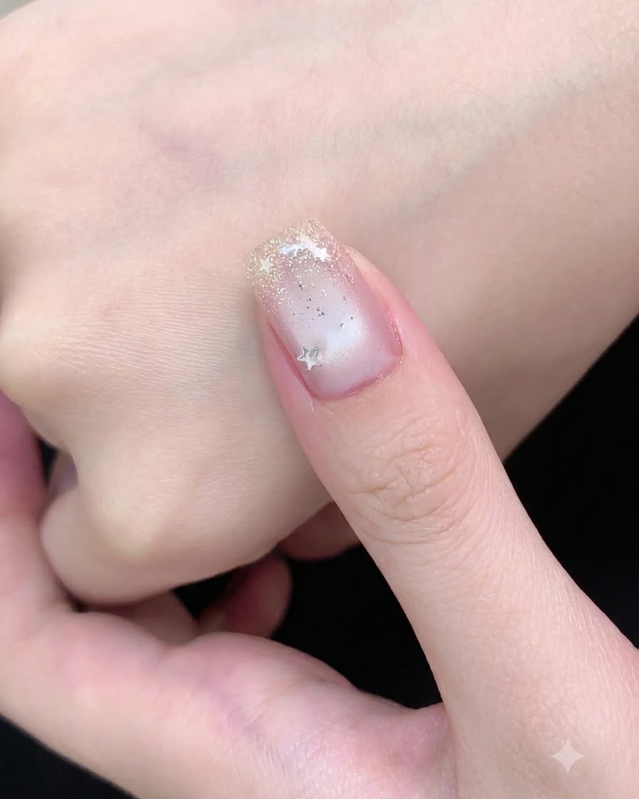 Eine Hand ruht in einer rosa UV-Nagellampe und härtet den Cat-Eye-Gel-Lack aus.