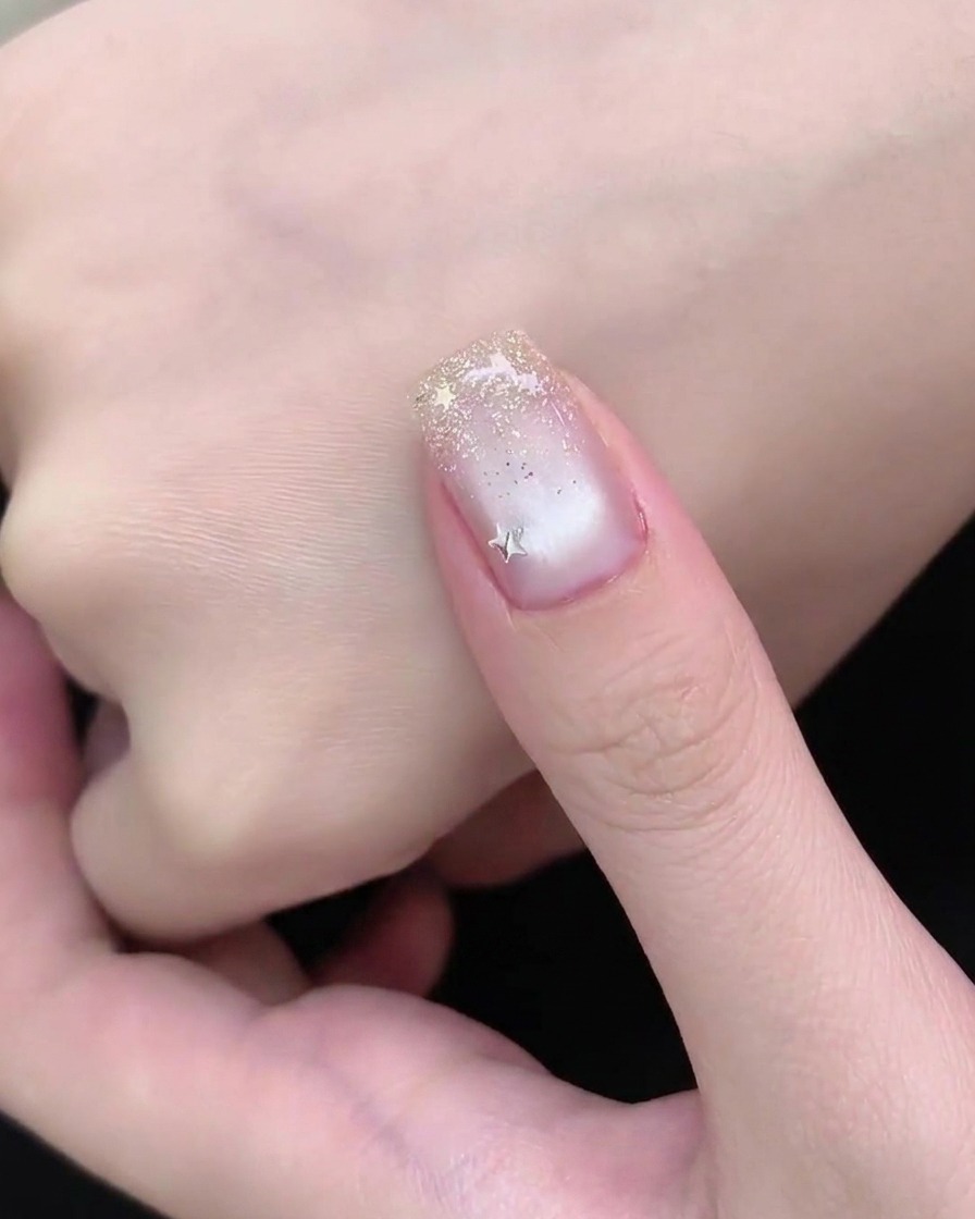 Eine Hand ruht während der letzten Aushärtungsphase einer Maniküre unter einer UV- oder LED-Nagellampe.