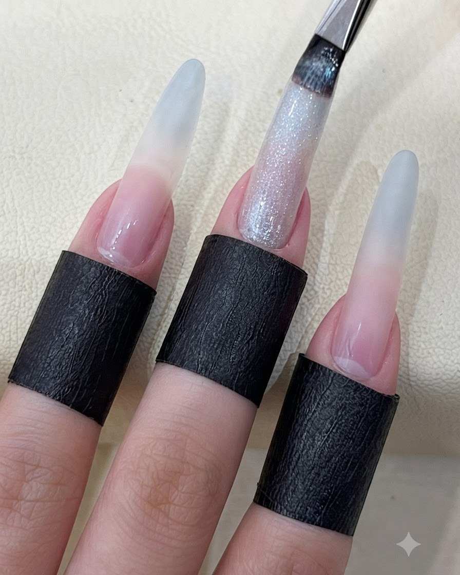 Ein Nagelpinsel trägt schimmerndes Sternen-Cat-Eye-Gel auf einen langen, modellierten Fingernagel auf.