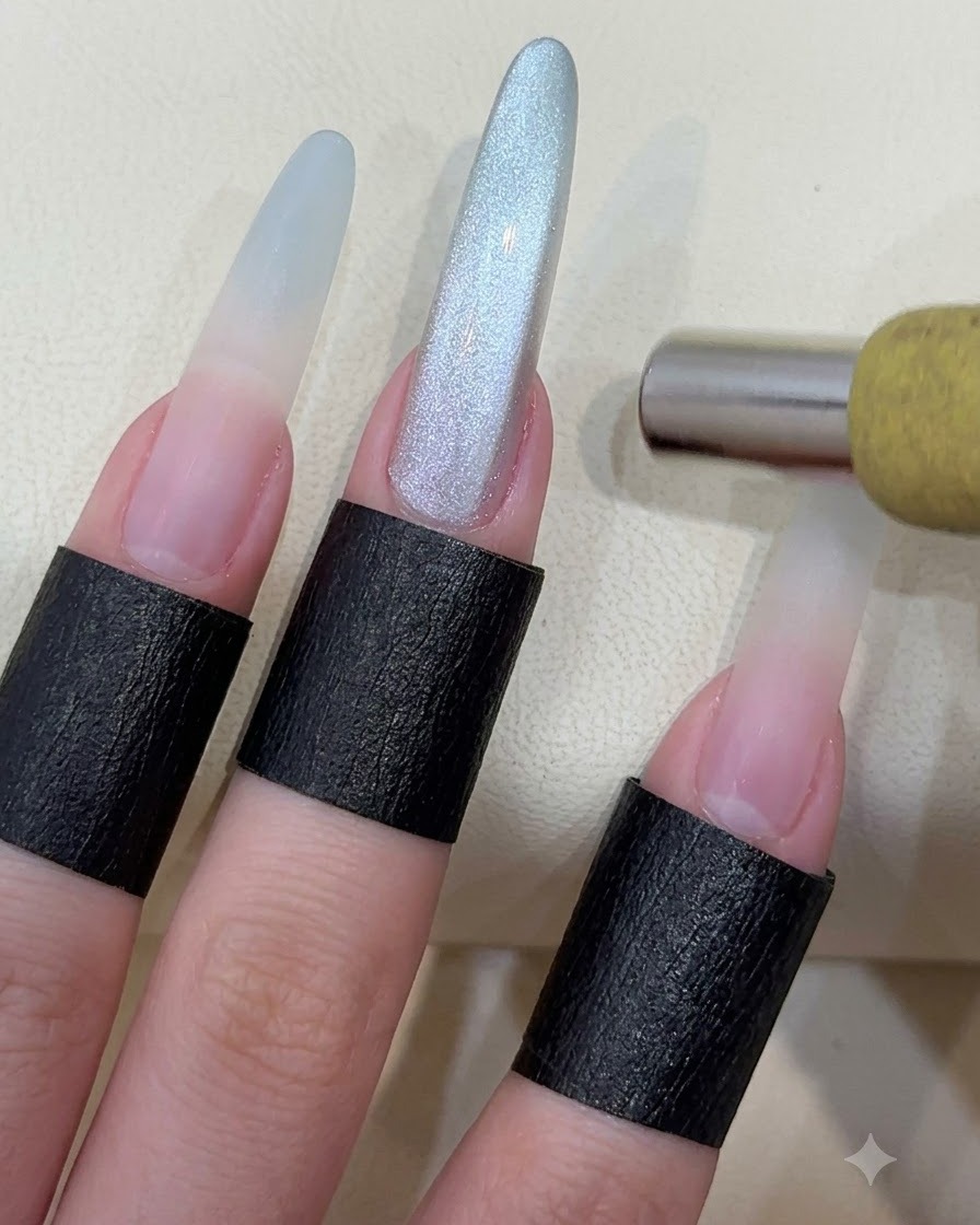 Ein zylindrischer Magnet wird über einen langen, manikürten Nagel gehalten, um die magnetischen Cat-Eye-Partikel zu formen.