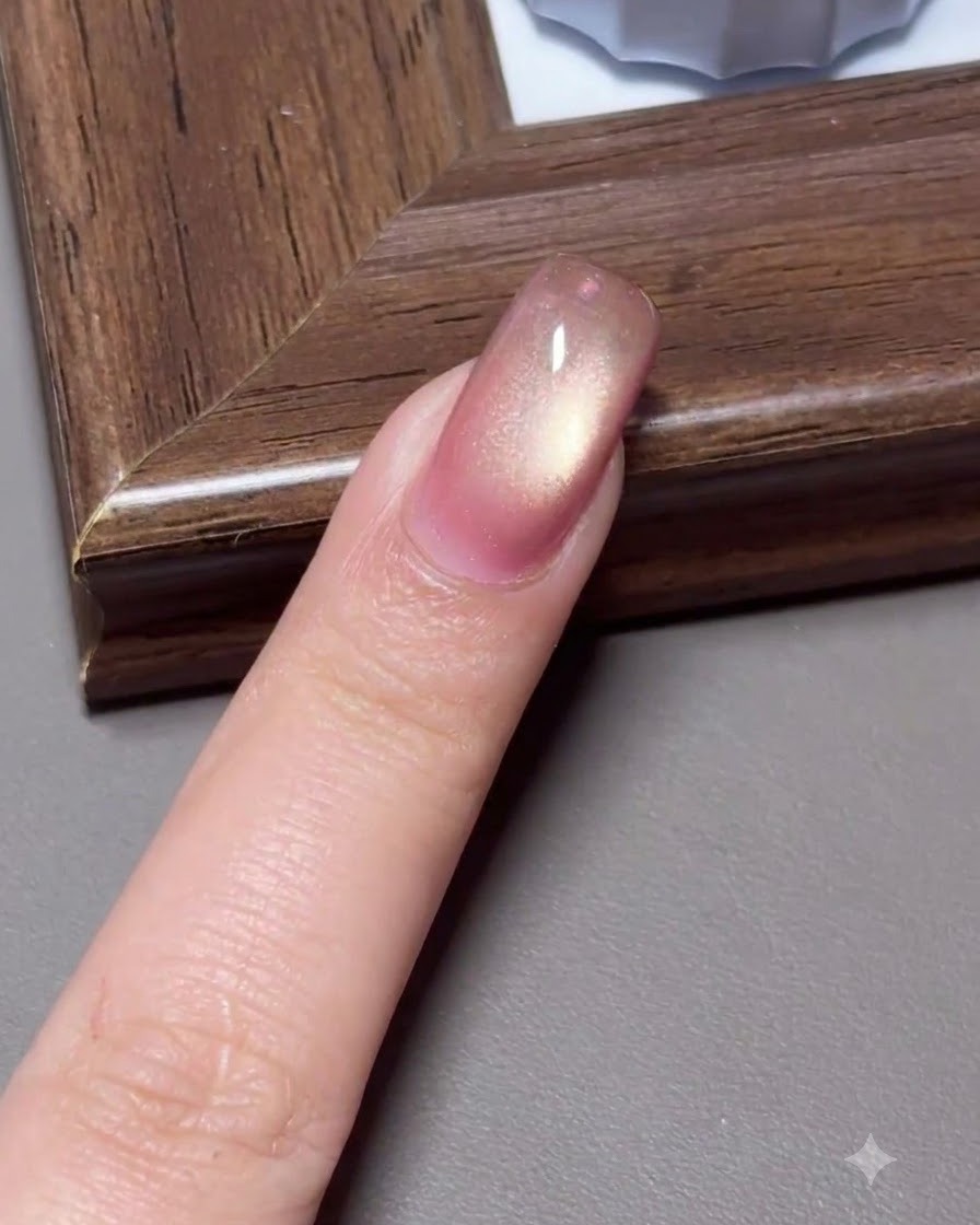 Ein Fingernagel mit einer dreidimensionalen Glaskugel-Cat-Eye-Lichtreflexion.