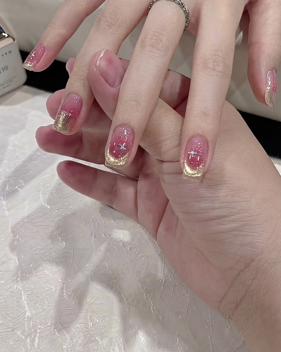 Ein feiner Reinigungspinsel perfektioniert die Form einer goldenen Cat-Eye-French-Spitze.