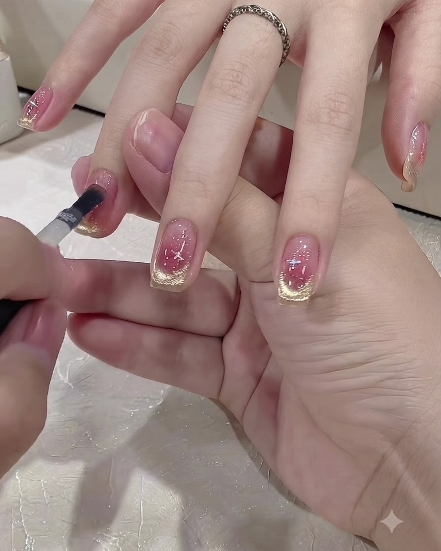 Ein kleiner Pinsel trägt eine klare Top-Coat-Schicht auf einen dekorierten Nagel auf.