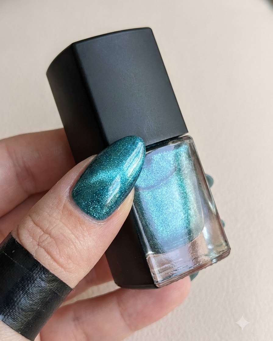 Eine Flasche Topcoat neben einem ausgehärteten Nagel, der bereit für Magic Powder ist.