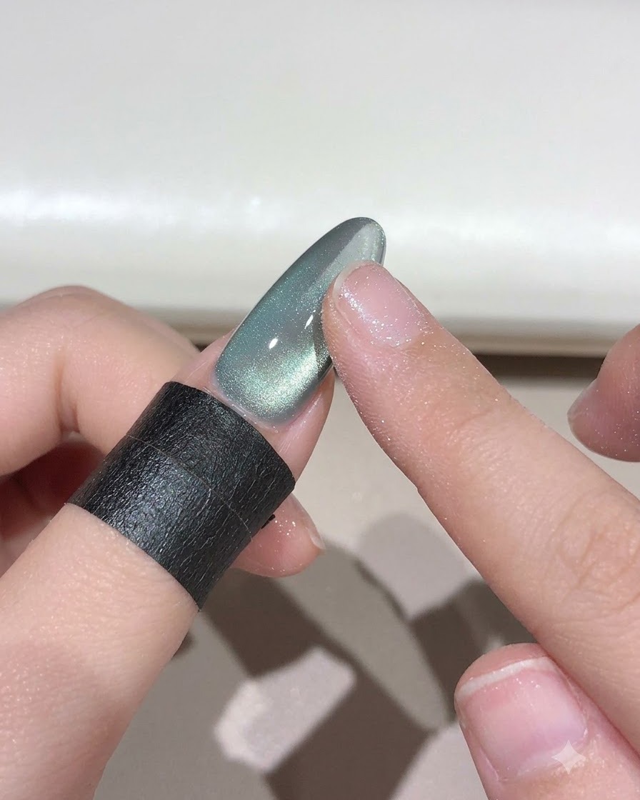 Ein Finger reibt Himmels-Reich-Magic-Powder auf einen Nagel, um einen Verlaufeffekt zu erzielen.