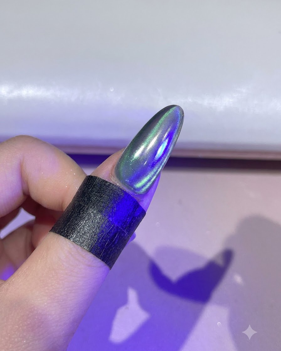 Ein Fingernagel wird unter einer violetten UV-LED-Aushärtungslampe beleuchtet.