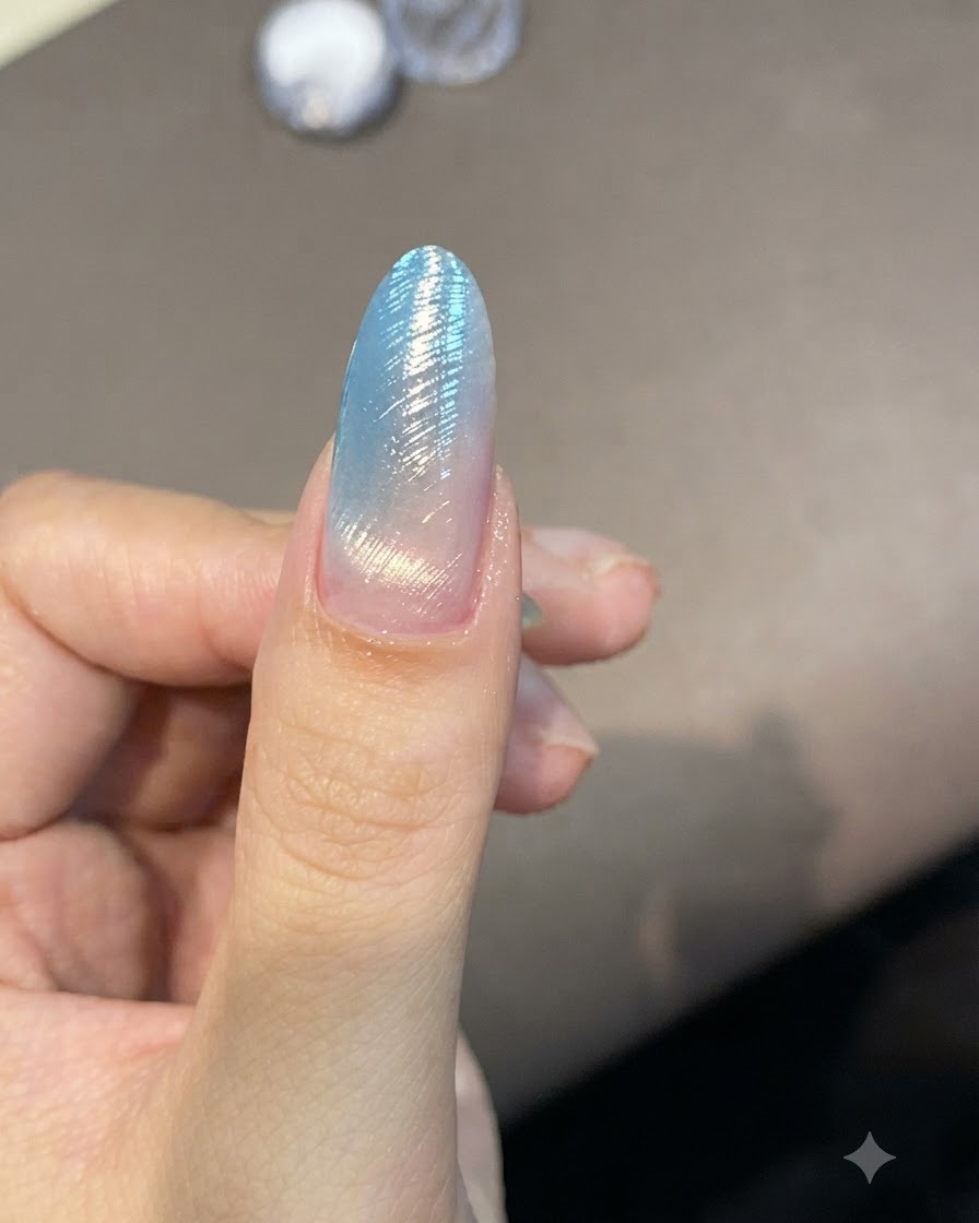 Ein feiner Liner-Pinsel zieht filigrane, geschwungene Linien über einen schimmernden Nagel.