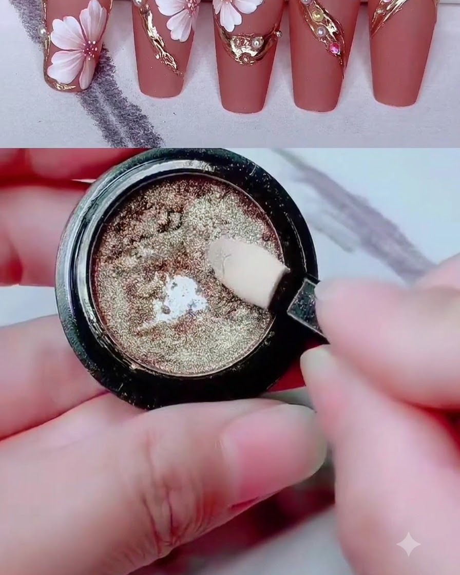 Ein Schwamm-Applikator taucht in einen Topf mit Metallic-Gold-Chrom-Pigmentpuder.