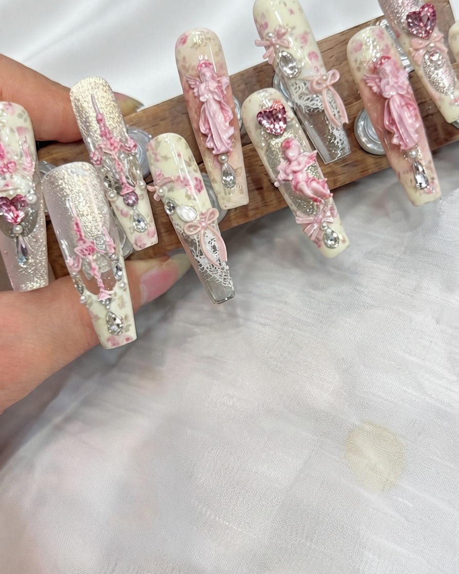 Ein professioneller Nagelpinsel trägt ein klares Soft Base Gel auf die natürliche Nageloberfläche auf.