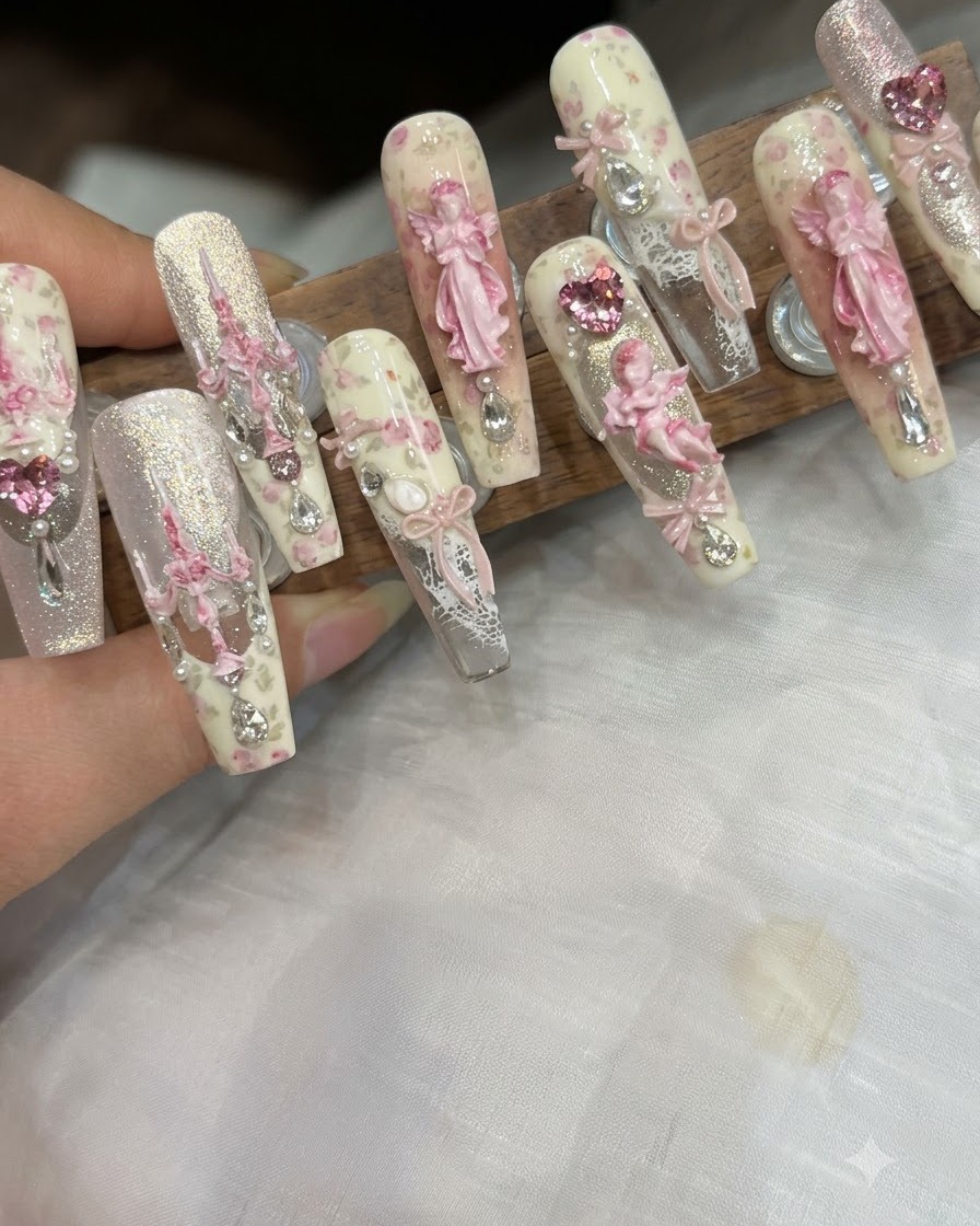 Ein Pinsel trägt eine glatte Schicht matten Top Coat über der floralen Nail Art auf.