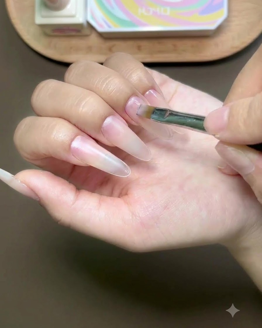 Eine Hand, die in einer Aushärtungslampe platziert ist, während die Finger von UV-Licht beleuchtet werden.