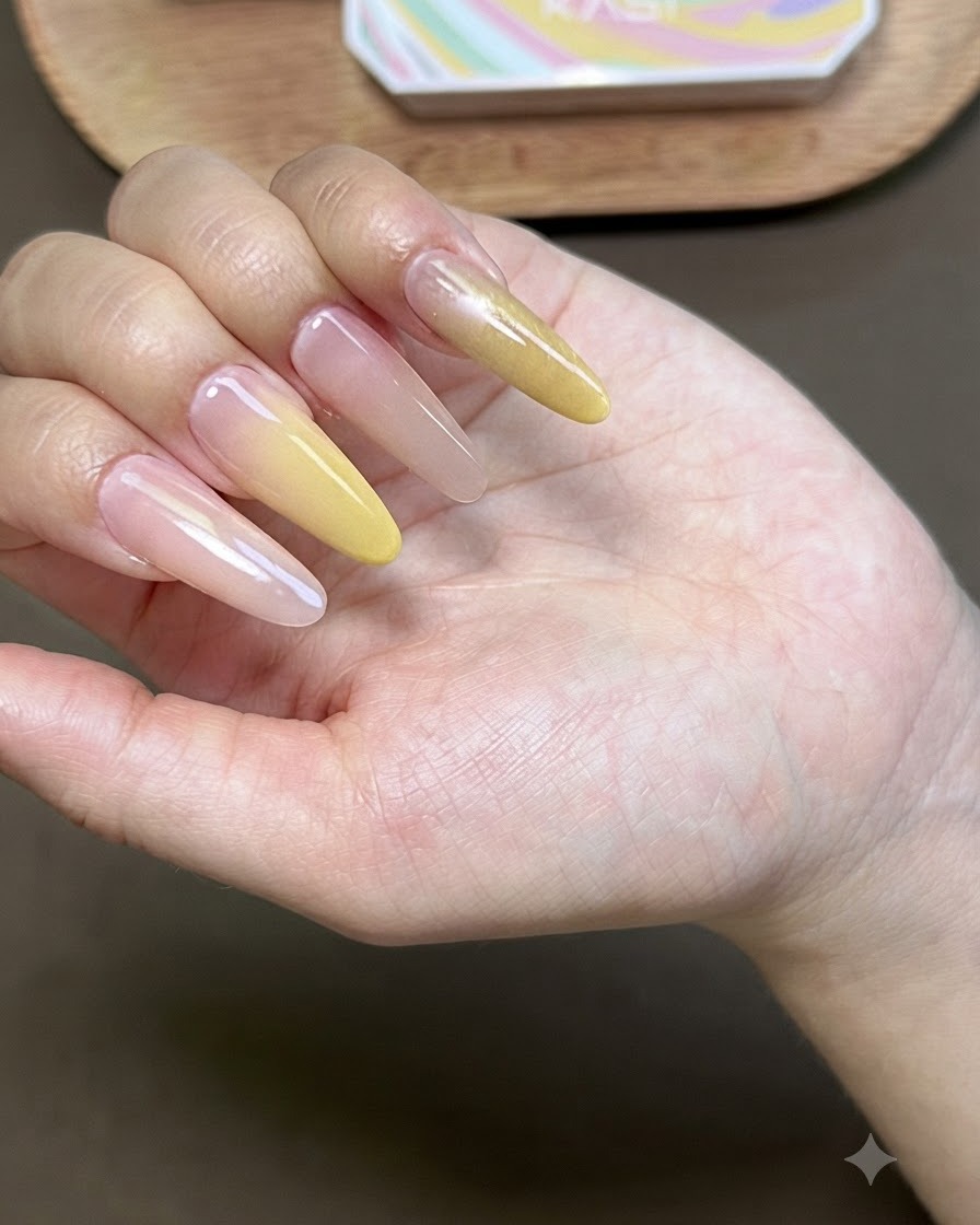 Eine Hand mit Cat-Eye-Gel-Nagellack, die unter einer UV-Nagellampe aushärtet.