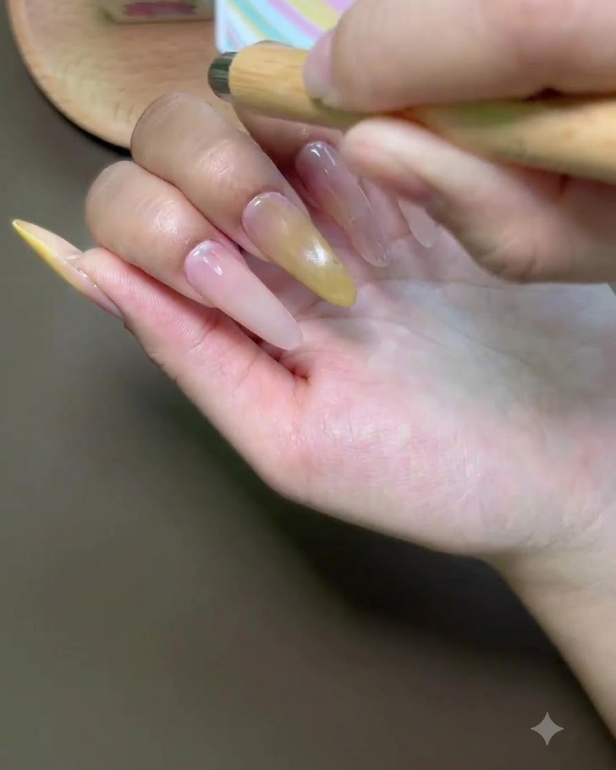 Ein Pinsel trägt Cat-Eye-Gel-Nagellack auf den Zeigefingernagel auf.