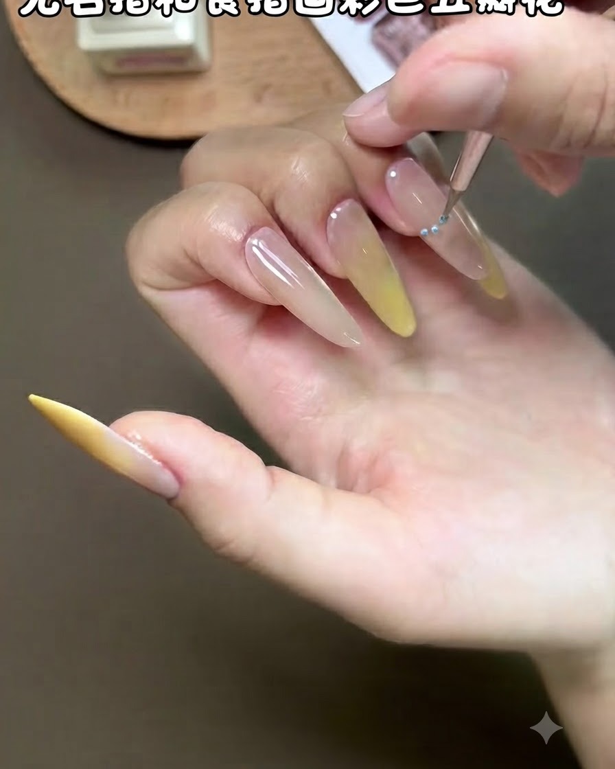 Ein feiner Linienpinsel zeichnet sorgfältig ein kleines Blumenblütenmuster auf einen polierten Fingernagel.