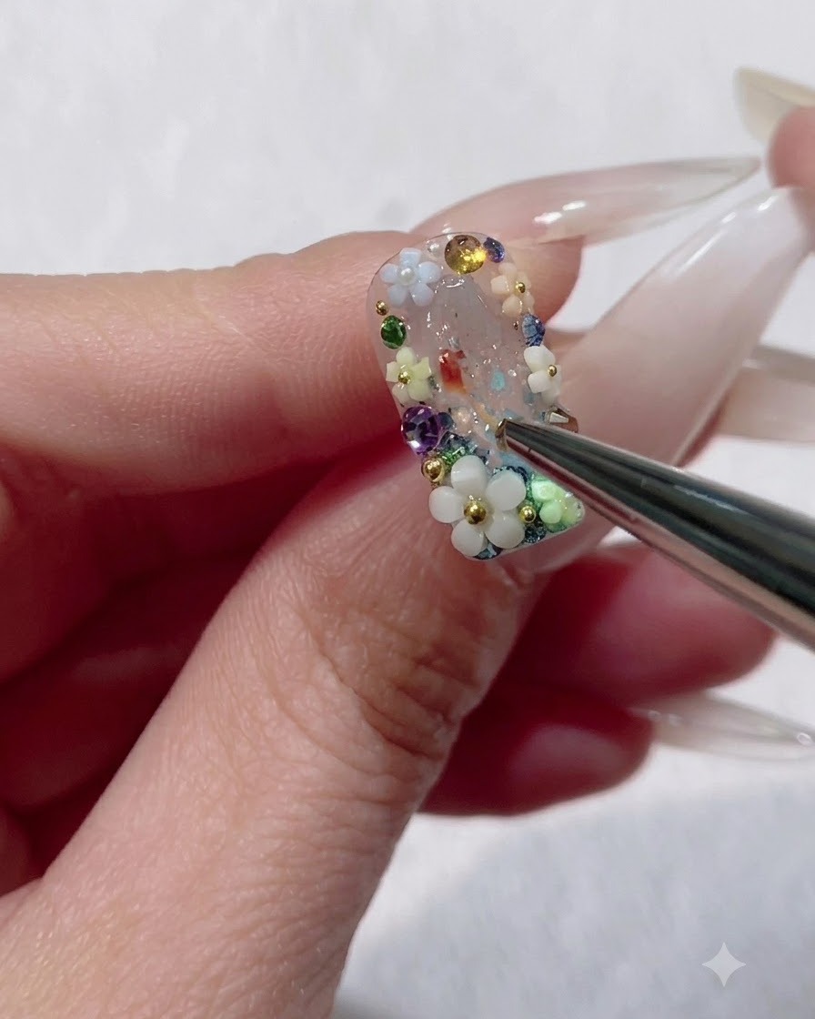 Ein feiner Liner-Pinsel trägt harten Topcoat um die Ränder der Basis eines 3D-Blumen-Charms auf einem Nagel auf.