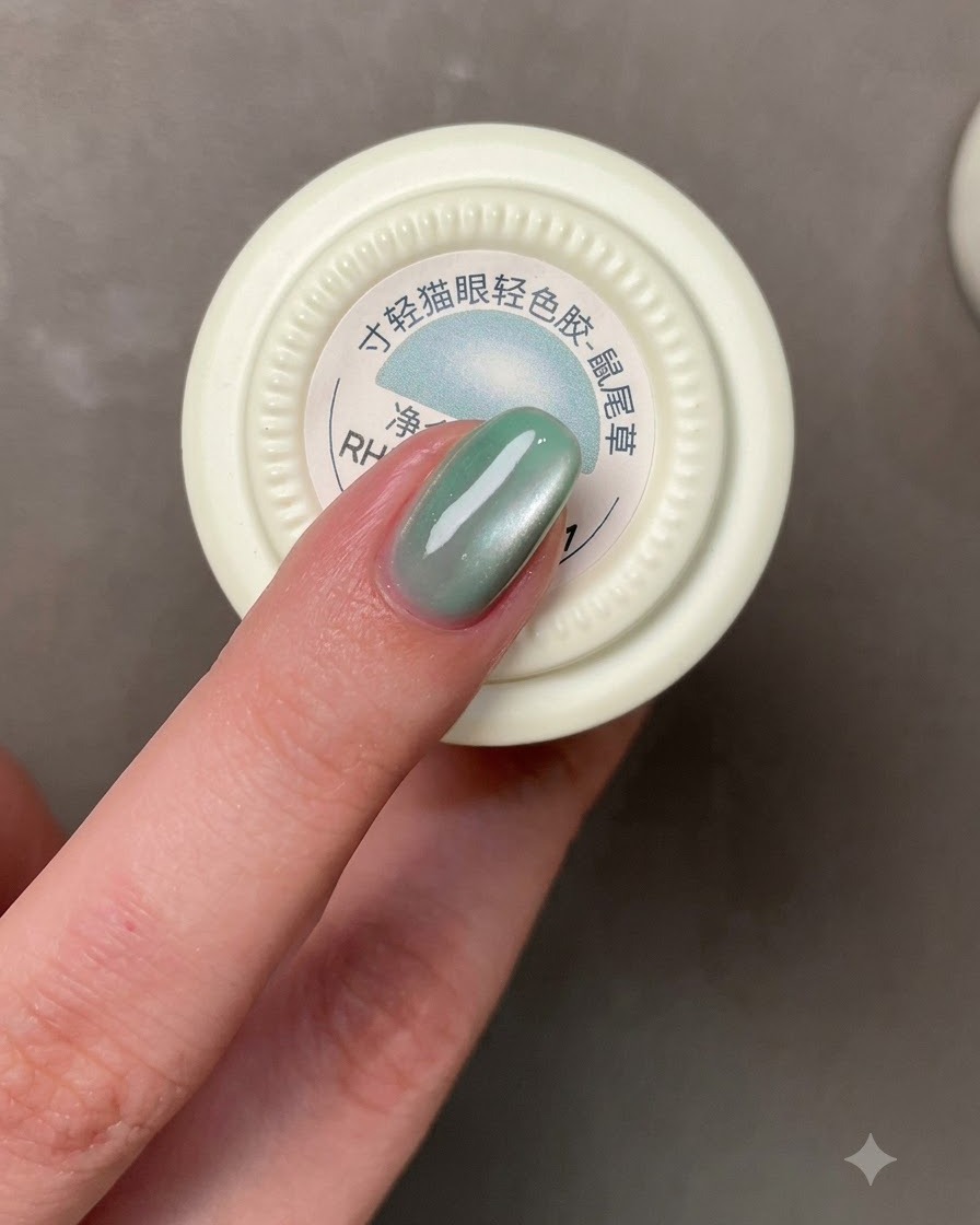 Ein Pinsel trägt graublauen Gel-Lack auf einen Fingernagel auf.