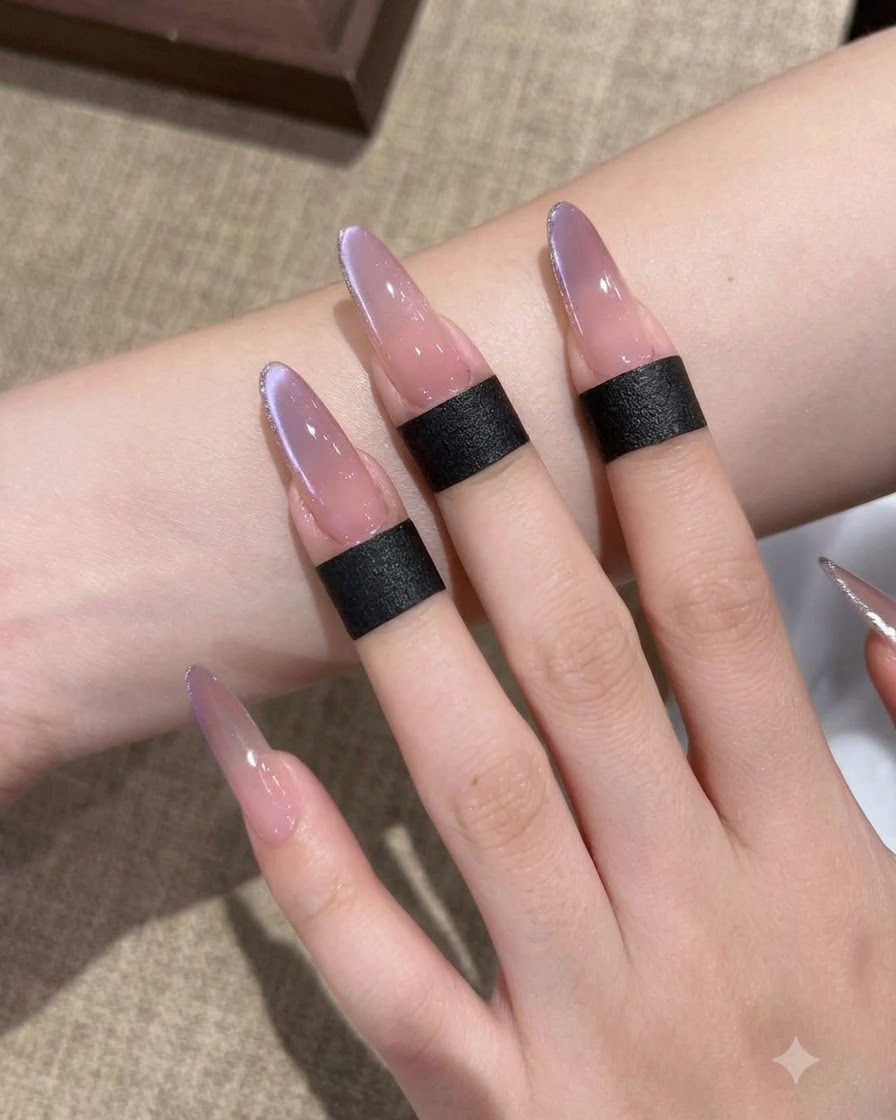 Ein Pinsel trägt transparentes Base-Gel auf die Oberfläche einer langen Nagelverlängerung auf.
