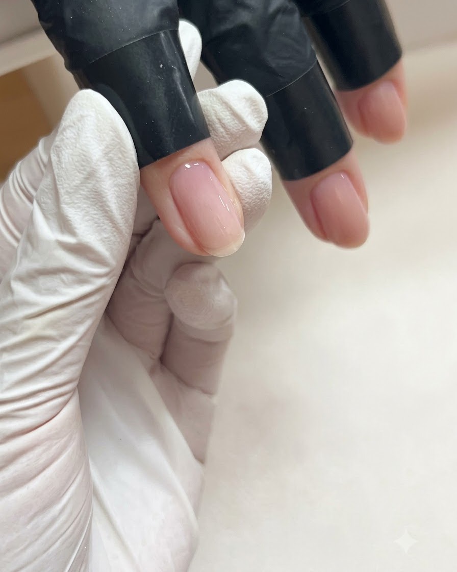 Eine Makro-Nahaufnahme zeigt einen modellierten Nagel mit gut ausgeformtem Apex und glänzendem, transluzentem Finish.
