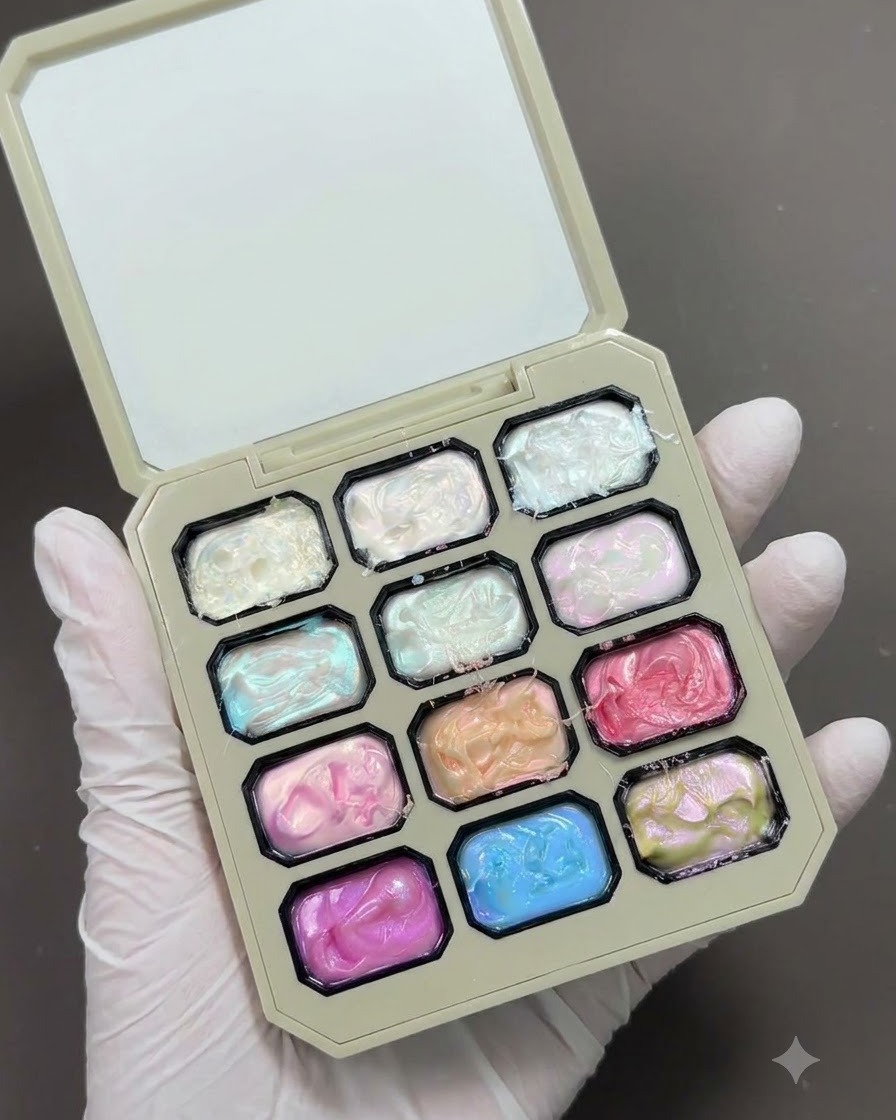Eine Nagelkunst-Palette mit verschiedenen farbigen Gläschen voll hochglänzendem Texturgel.