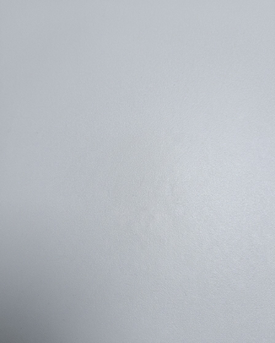 Ein Pinsel trägt einen Mattlack über einer strukturierten, neutralen Gel-Nagelbasis auf.