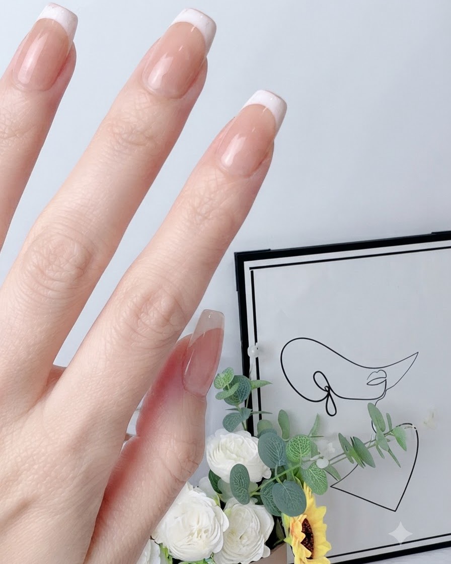 Nahaufnahme einer Nagelfeile, die einen Naturnagel in eine saubere, eckige Form bringt.
