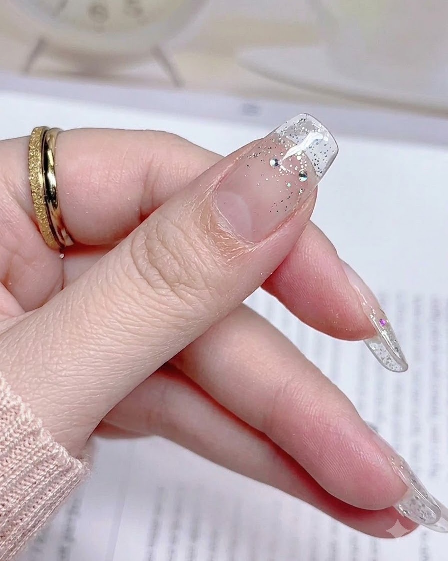 Eine Nahaufnahme eines fertigen Daumennagels nach dem Abziehen des überschüssigen Stickermaterials, die eine saubere Kante zeigt.
