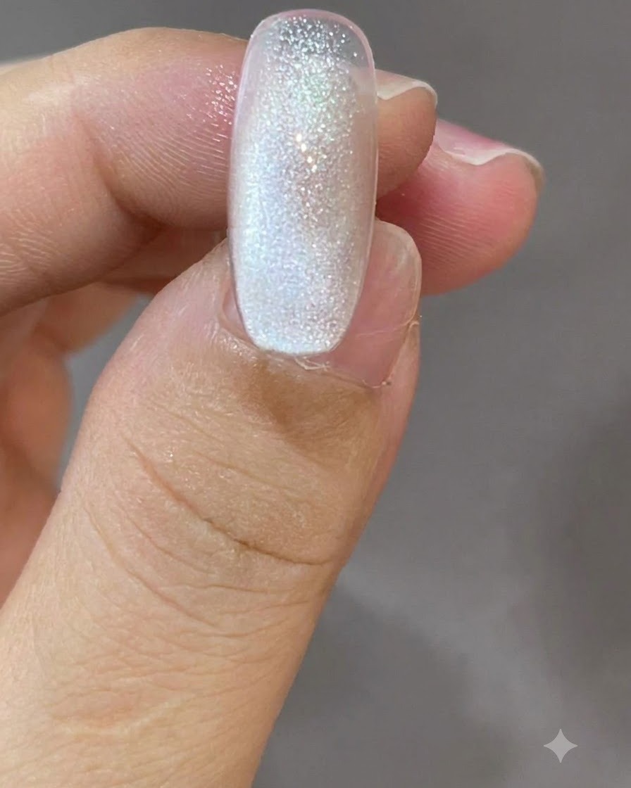 Ein Cat-Eye-Nagel zeigt einen sanften Farbverlaufsschimmer, der von oben nach unten wechselt.