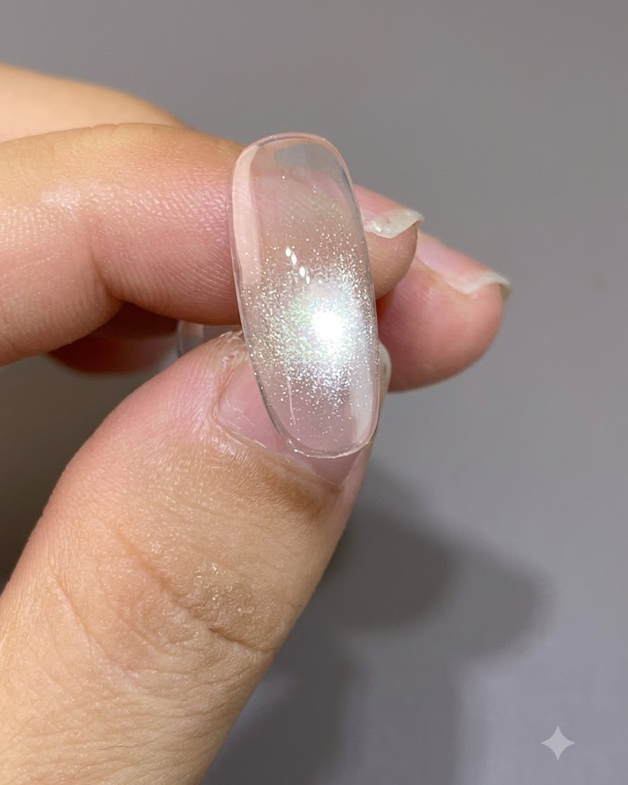 Ein Magnet ist nah über einem Nagel positioniert und bildet einen engen und hellen Cat-Eye-Fokuspunkt.