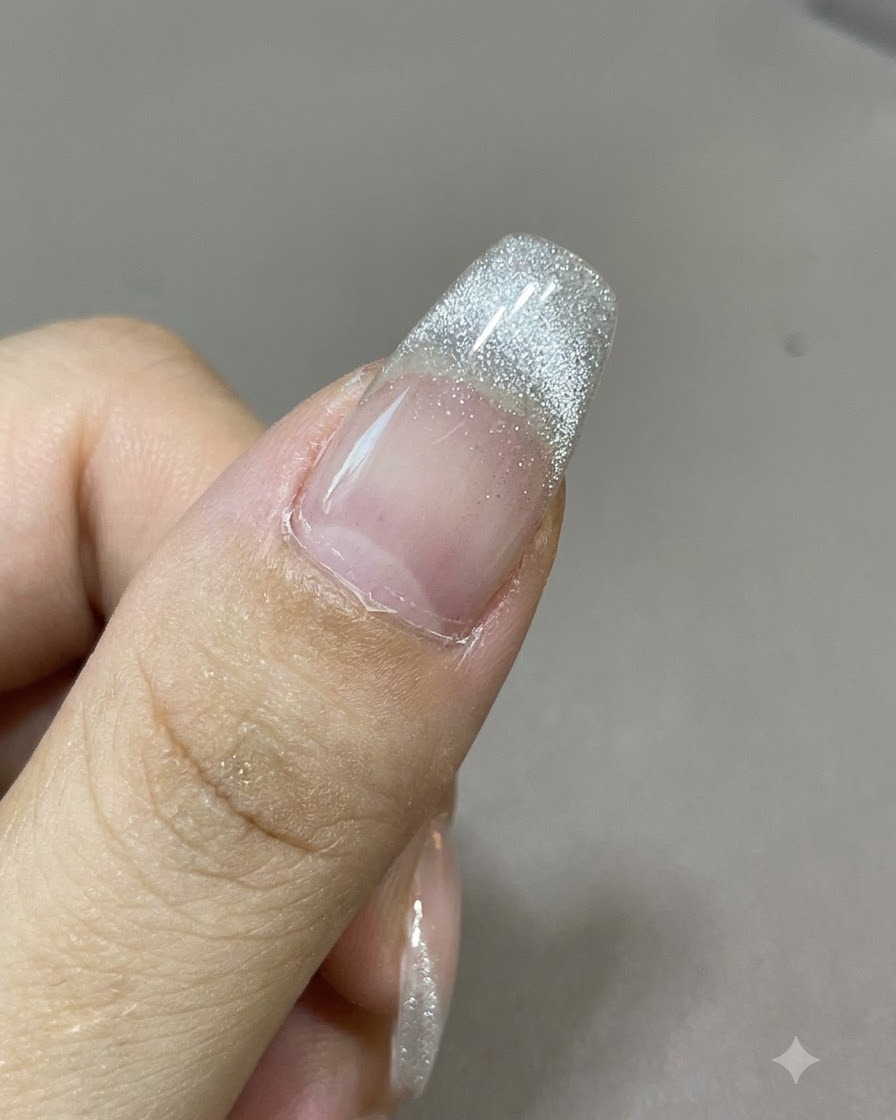 Magnete sind symmetrisch an gegenüberliegenden Seiten eines Nagels platziert, um ein Schmetterlingsknotenmuster im Cat-Eye-Lack zu erzeugen.